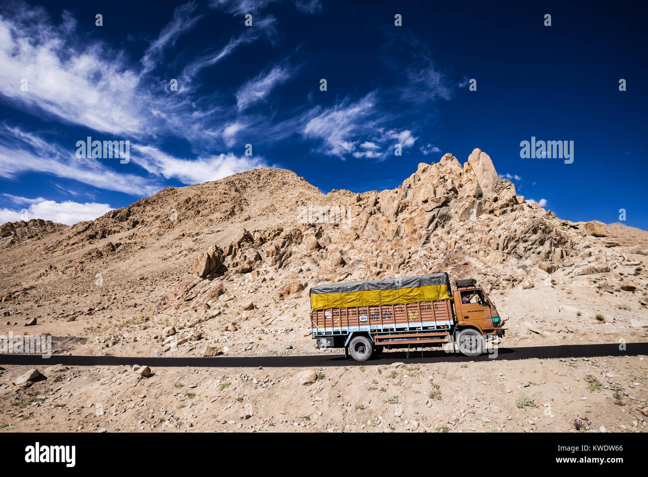 LADAKH, INDIEN - 27. Semptember: Bunte Lkw auf dem Berg Straße zwischen Manali und Leh am 27. September 2013, Ladakh, Indien. Stockfoto