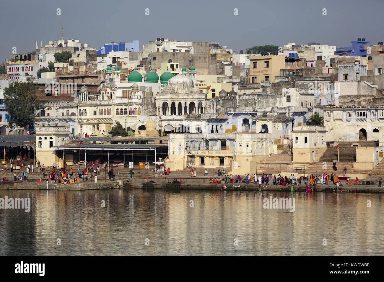 Hinduistische Pilger nehmen ein rituelles Bad in den heiligen See in Pushkar, Rajasthan, Indien. Stockfoto