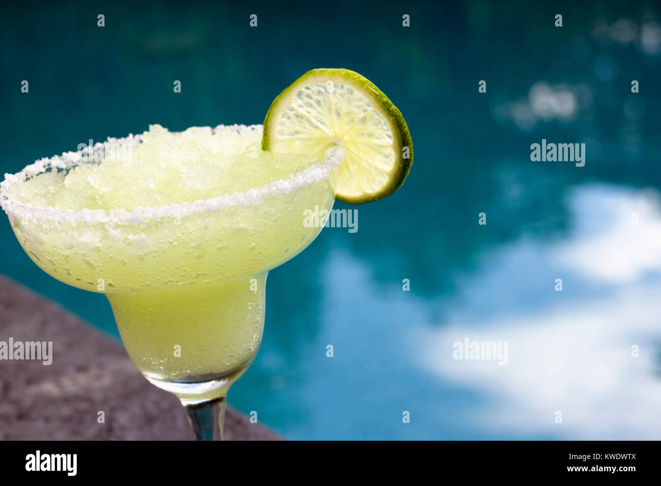 Gefrorene Margherita mit Garnieren Pool Stockfoto