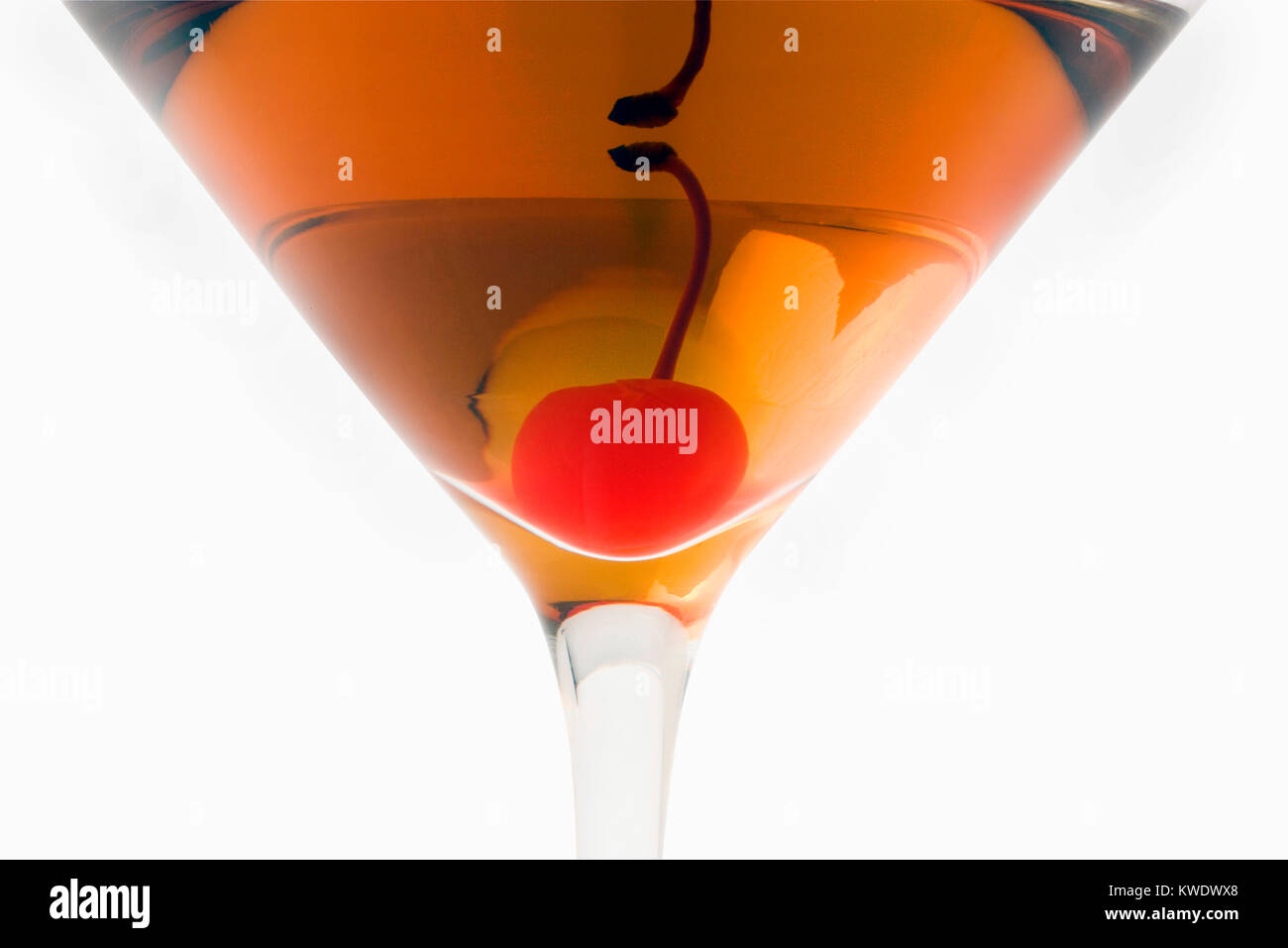 Rob Roy oder Manhattan Mixgetränk mit Maraschino Kirsche schließen bis auf weißem Hintergrund Stockfoto