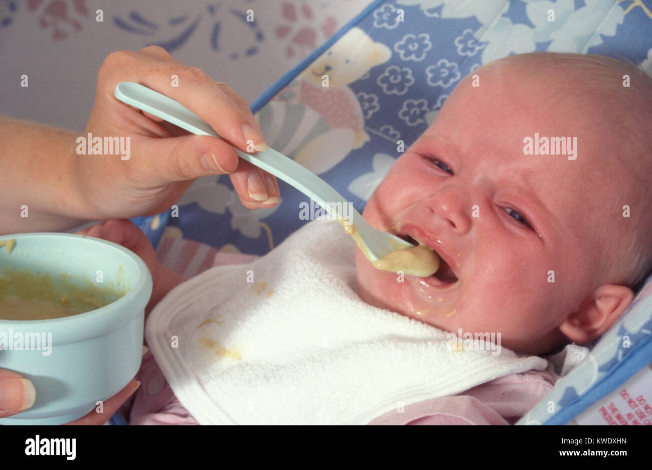 Schreiendes Baby in ihrem ersten Feed Stockfoto