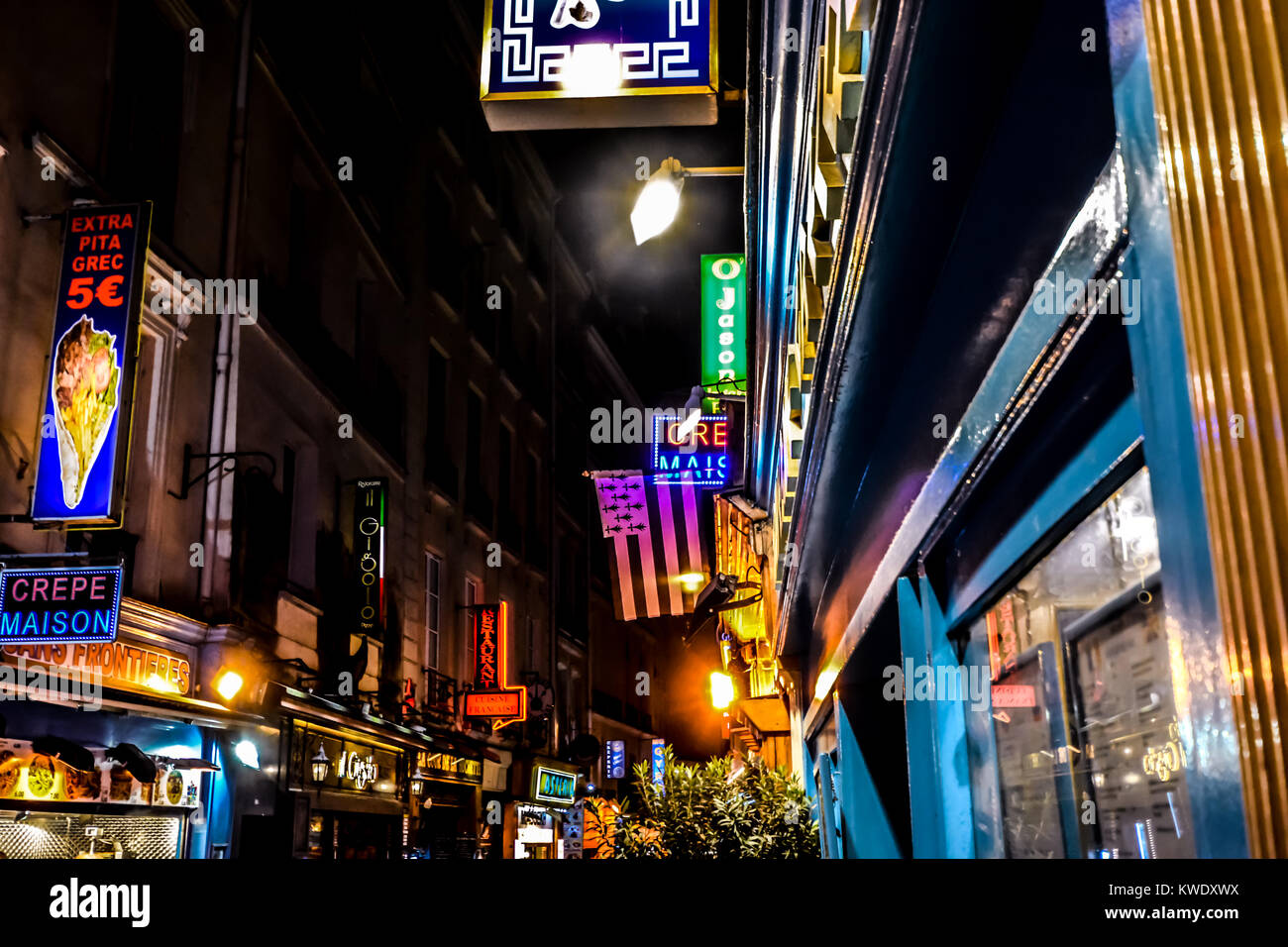 Bis spät in die Nacht im Quartier Latin von Paris Frankreich mit bunten Leuchtreklamen und Leuchten mit einer Vielzahl von Cafés und Restaurants. Stockfoto