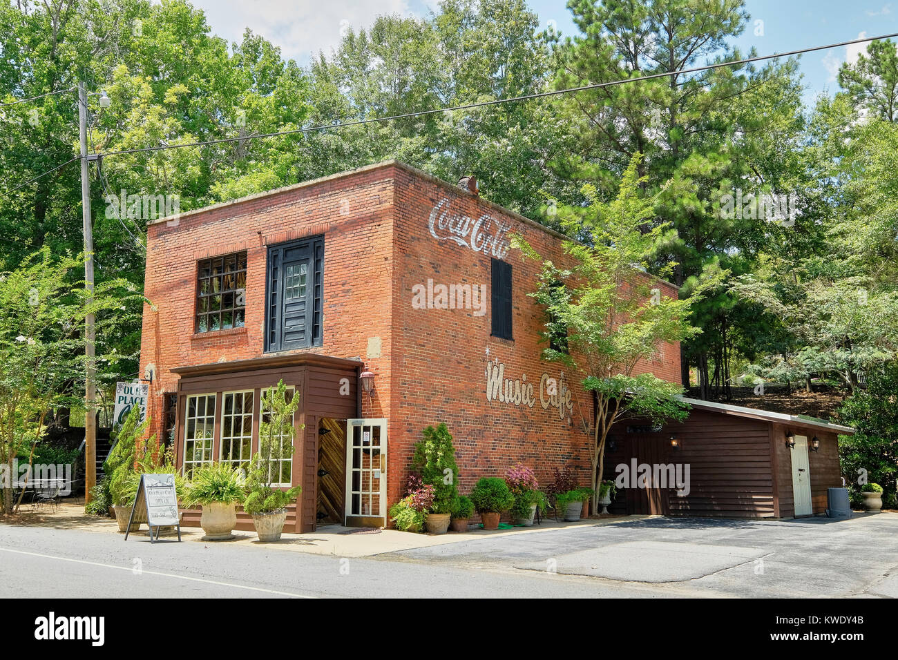 Unser Platz Cafe ist ein Restaurant im ländlichen Wetumpka, Alabama, USA, Umstrukturieren einer alten Vintage Ziegelgebäude mit Werbung auf der Seite. Stockfoto