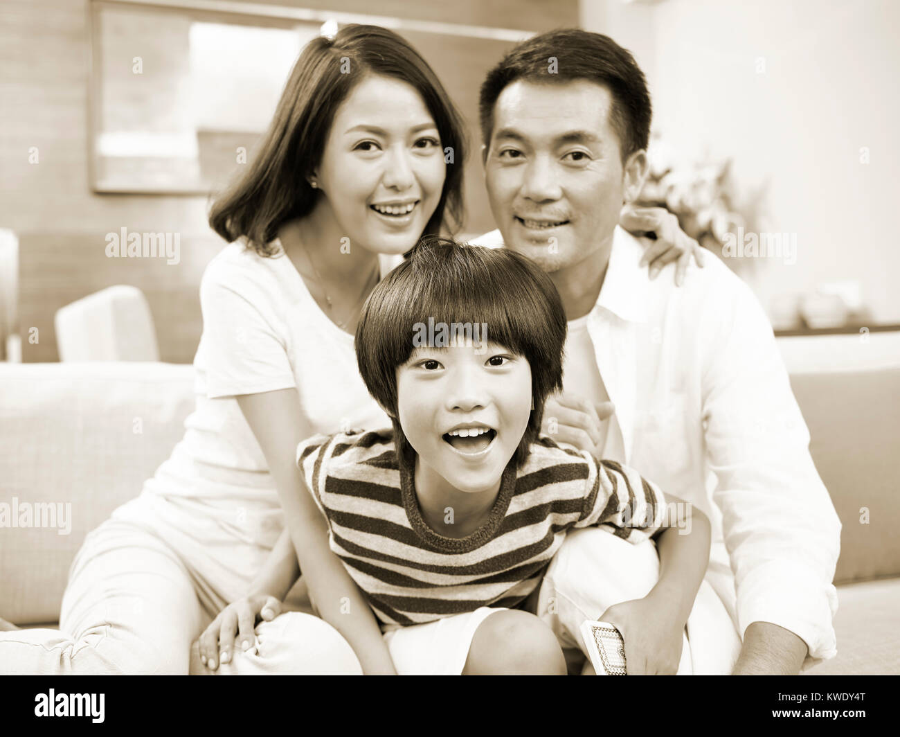 Schwarz-weiß-Porträt eines glücklichen asiatischen Familie an der Kamera schaut lächelnd Stockfoto