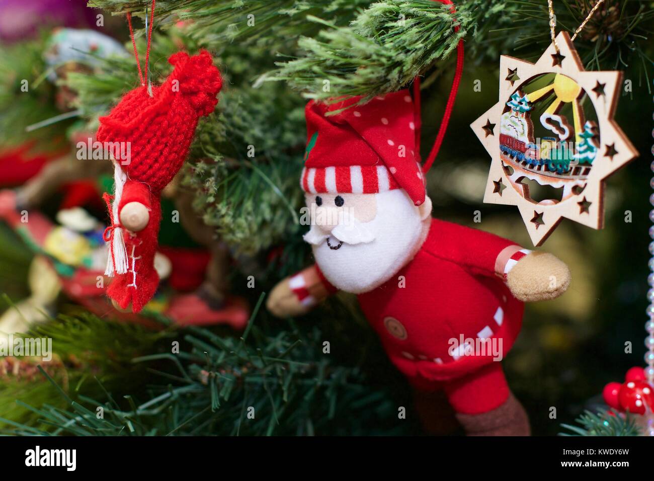 Santa Claus Weihnachten Dekoration hängen an einem Baum in einem festlichen Anzeige Stockfoto