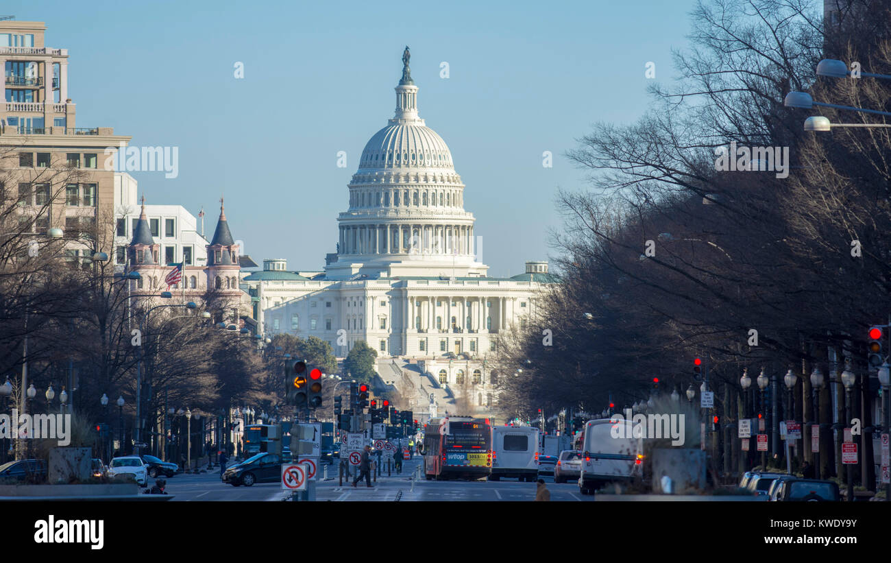 Verkehrsströme auf der Pennsylvania Avenue in Washington DC. U.S. Capitol ist im Hintergrund. Stockfoto