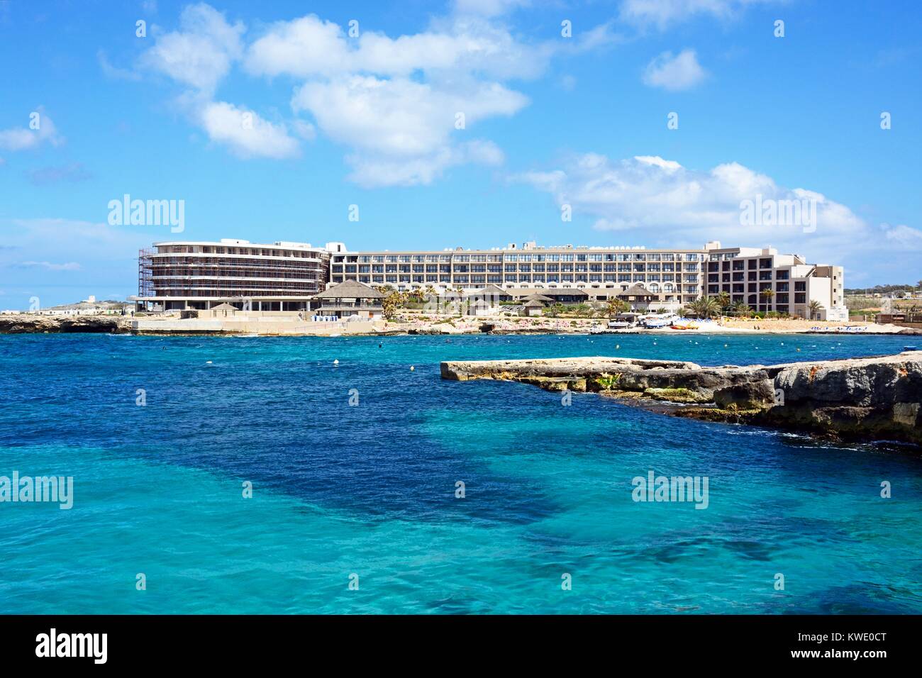 Ansicht der Ramla Bay Resort Hotel und Strand, Ramla Bay, Malta, Europa. Stockfoto