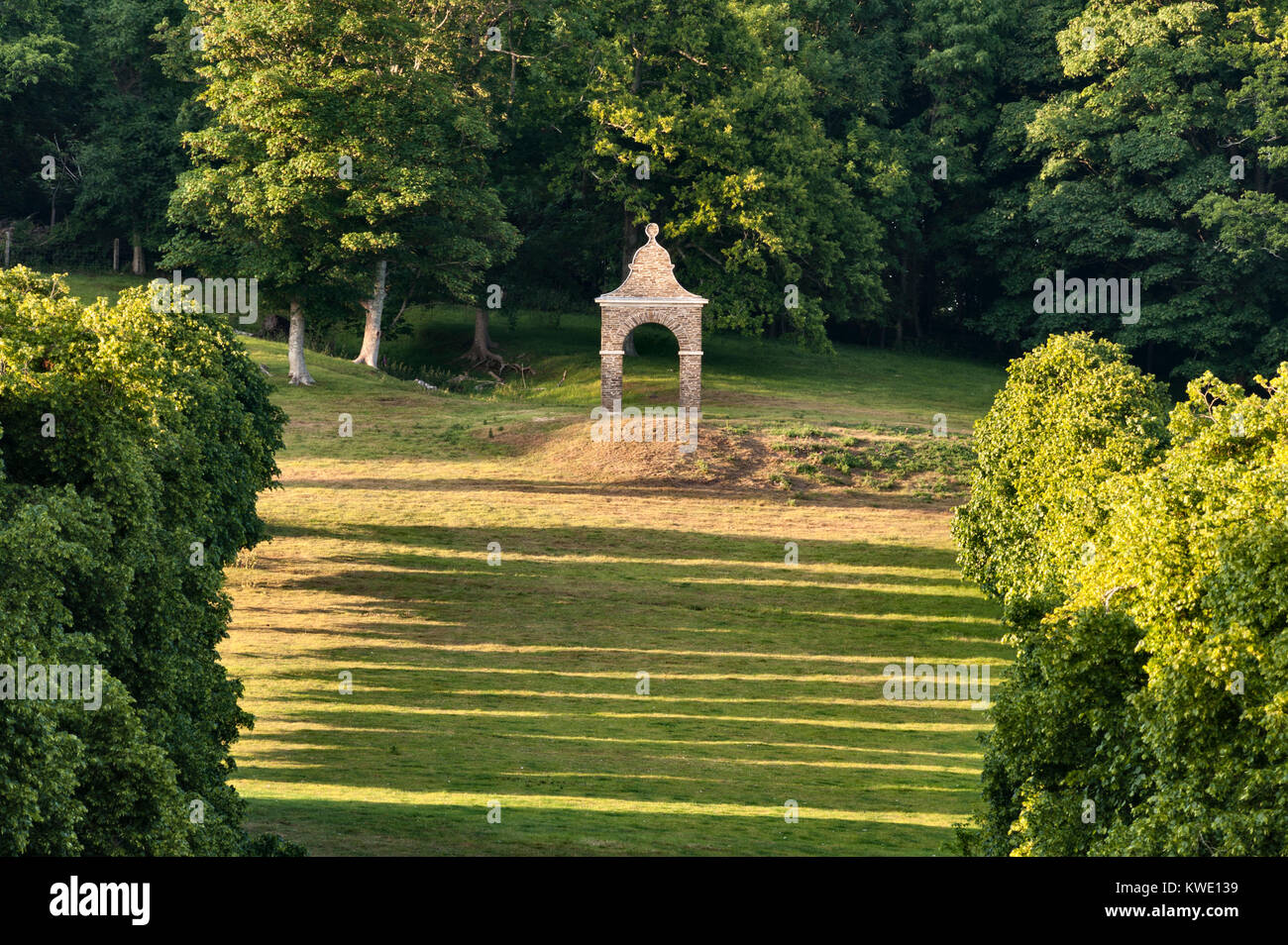 Antony House, Torpoint, Cornwall, UK. Eine moderne Torheit oder Eyecatcher steht am Ende einer langen Allee im formalen Gärten Stockfoto