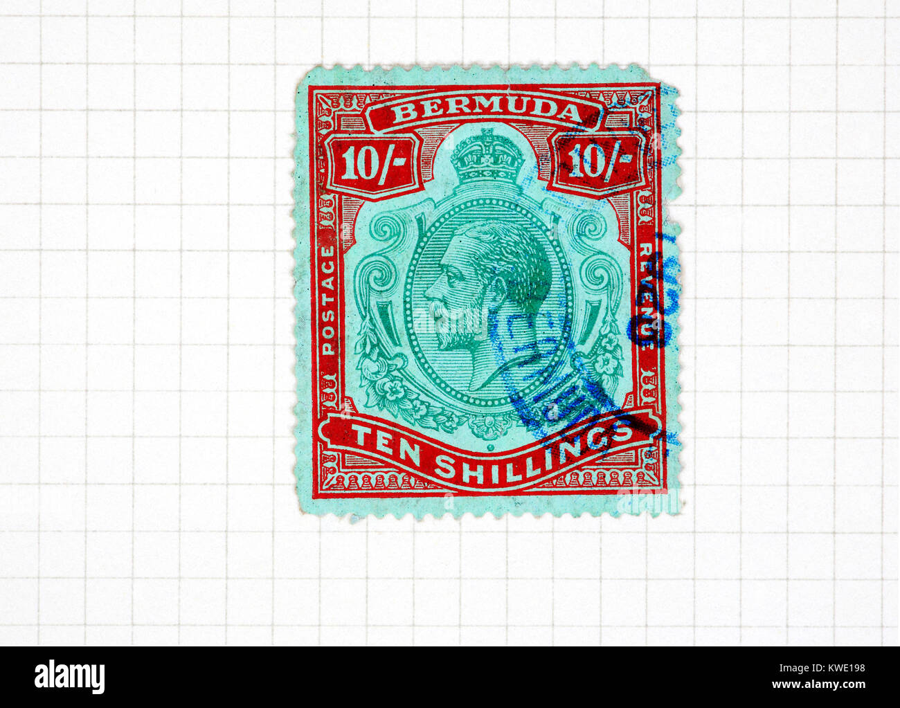Ein König George V Herrschaft Bermuda zehn Schilling Briefmarke aus einer Briefmarkensammlung album Seite verwendet. Stockfoto