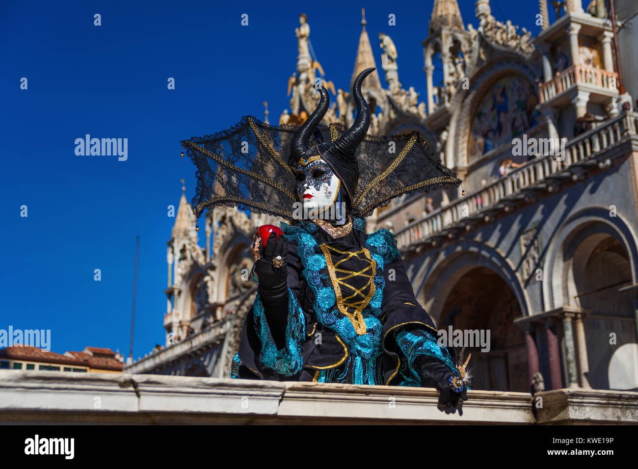Malefiz oder Grimilde Maske während Karneval in Venedig mit Saint Mark Basilika Stockfoto