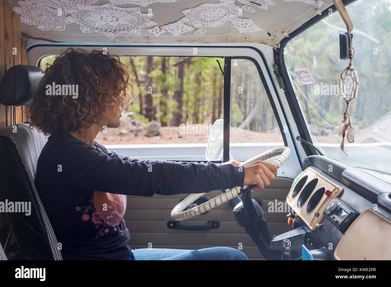 Seitenansicht der woman-driving-travel Trailer Stockfoto
