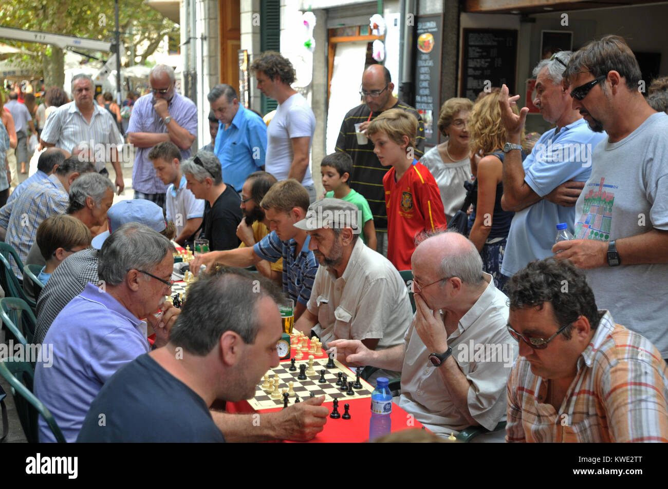 Eine Gruppe von Menschen spielen Sie Schach auf Mallorca Stockfoto