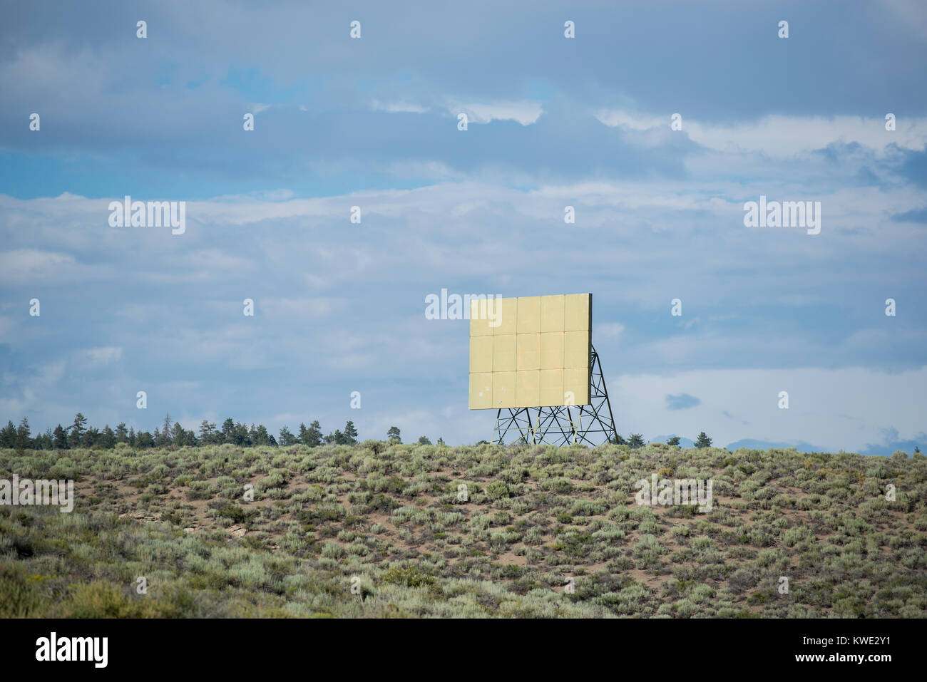 Leere Anschlagtafel auf Feld gegen bewölkter Himmel im Owens Valley Stockfoto