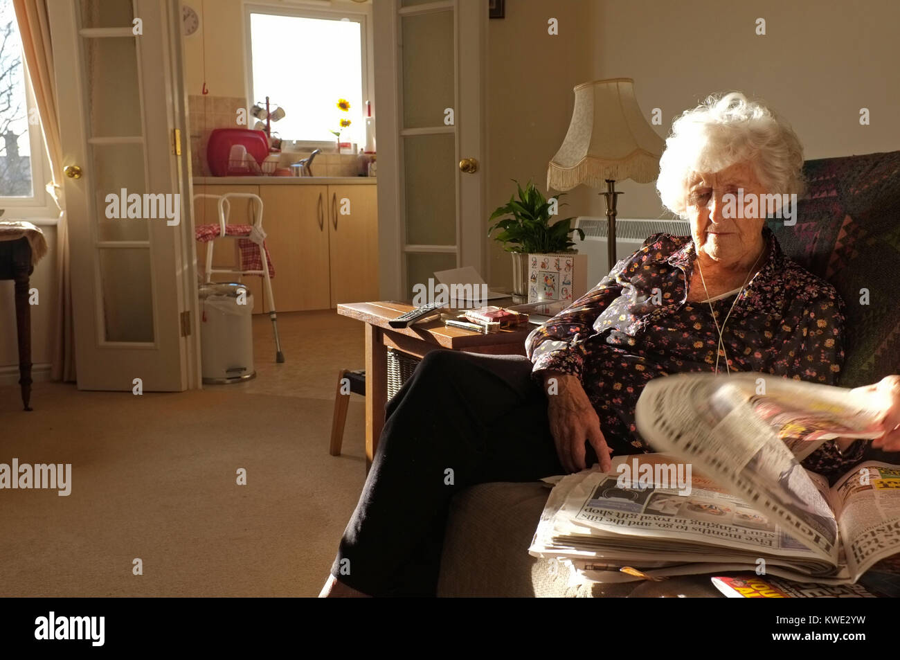 Eine pensionierte Dame in ihrem sonnige Wohnung Stockfoto