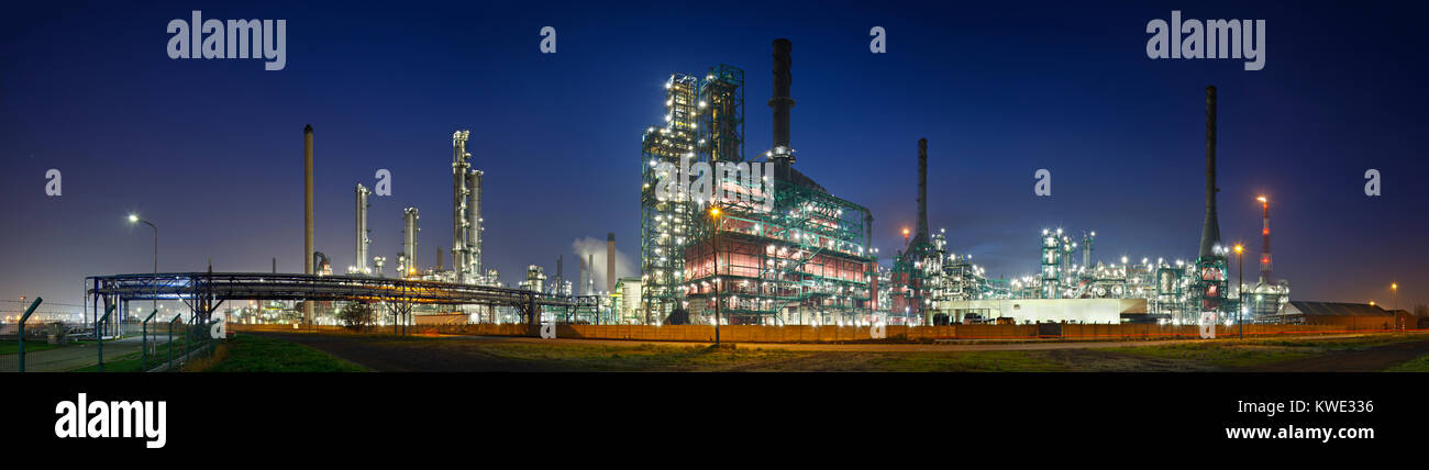 Eine riesige Ölraffinerie im Hafen von Antwerpen in der Nacht. Stockfoto