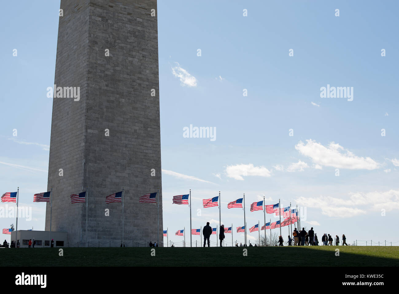 Leute, die durch Washington Monument gegen Sky Stockfoto