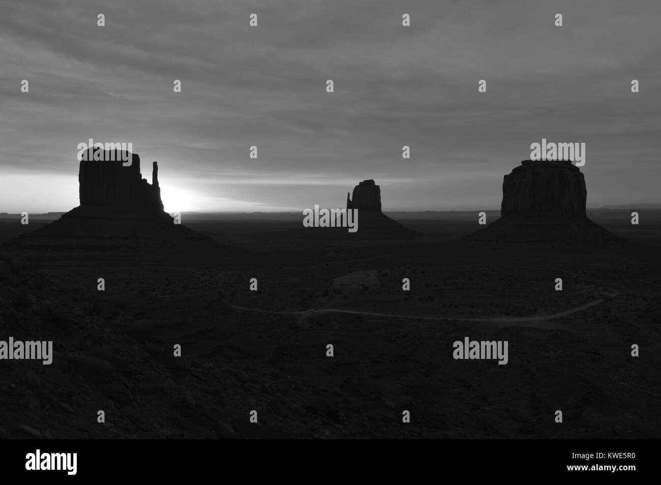 Monument Valley bei Sonnenaufgang in Schwarz und Weiß. Das Paradies der Geologie. Juni 24, 2017. Utah. EEUU. USA. Stockfoto