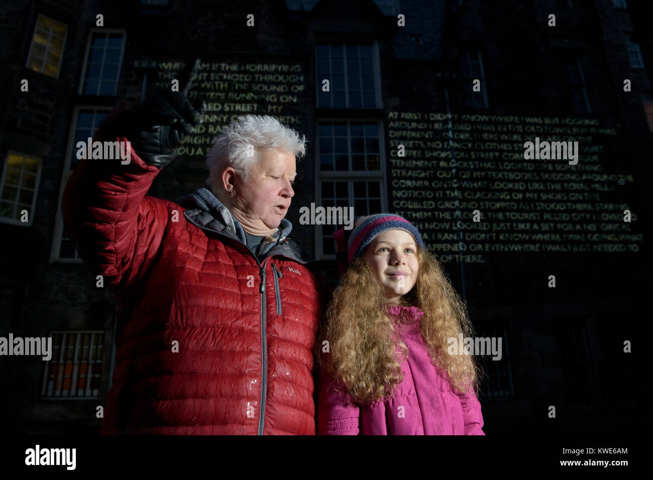 Schottische Verbrechen Autorin Val McDermid (links) mit Lucy Hutcheon, 11, außerhalb des Writers Museum in Edinburgh, als drei junge Autoren der Autor beigetreten sind, haben ihre Arbeit auf Sehenswürdigkeiten und Gebäuden in der Stadt projiziert, um zu sehen, nachdem Sie eine kurze Geschichte zu schreiben Wettbewerb gewonnen. Stockfoto