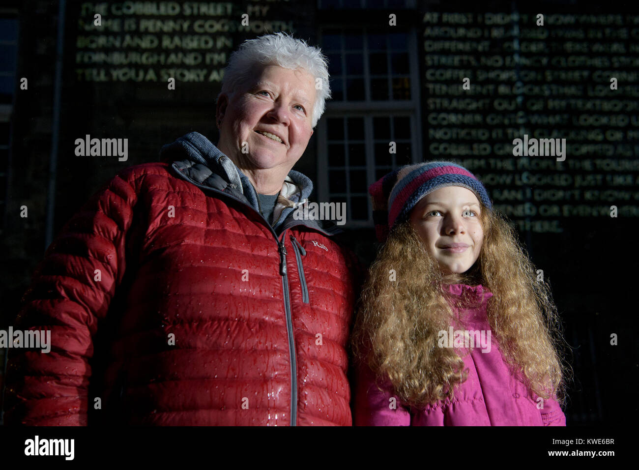 Schottische Verbrechen Autorin Val McDermid (links) mit Lucy Hutcheon, 11, außerhalb des Writers Museum in Edinburgh, als drei junge Autoren der Autor beigetreten sind, haben ihre Arbeit auf Sehenswürdigkeiten und Gebäuden in der Stadt projiziert, um zu sehen, nachdem Sie eine kurze Geschichte zu schreiben Wettbewerb gewonnen. Stockfoto