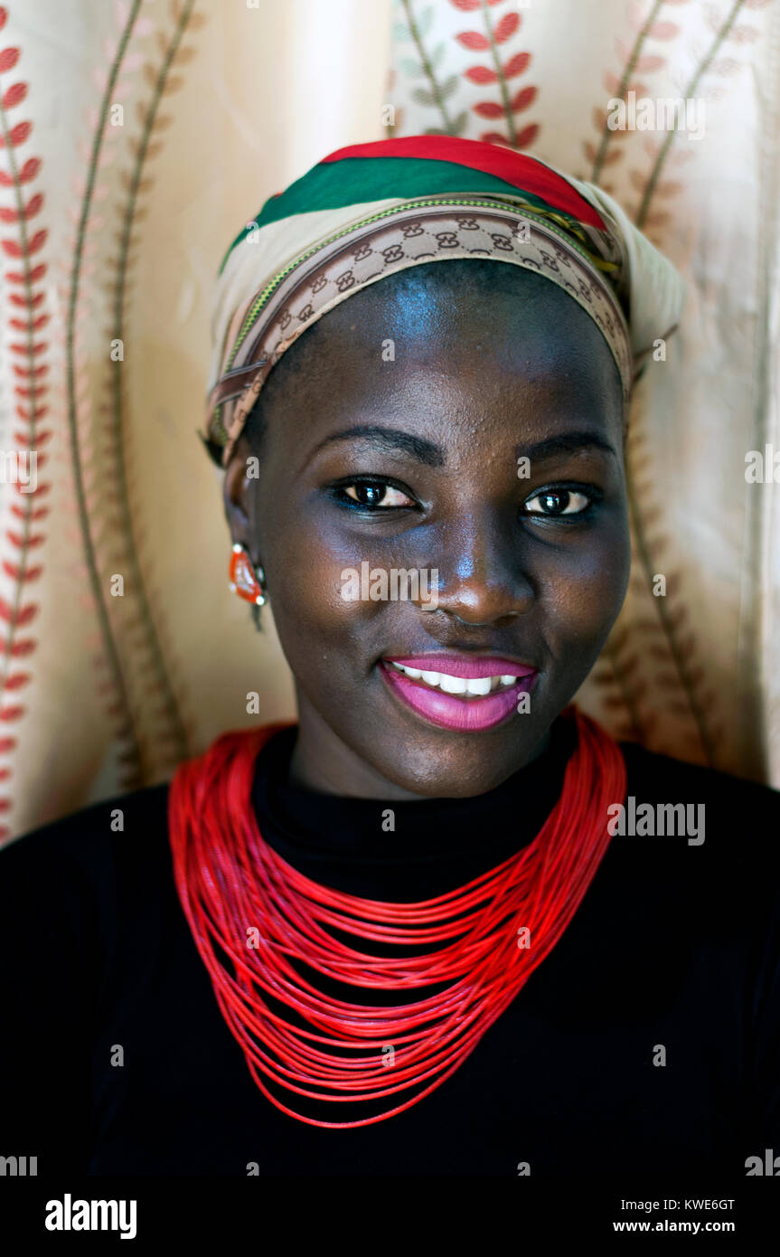 Porträt einer Frau, die in einer Tuchfabrik, Kampala, Uganda Stockfoto