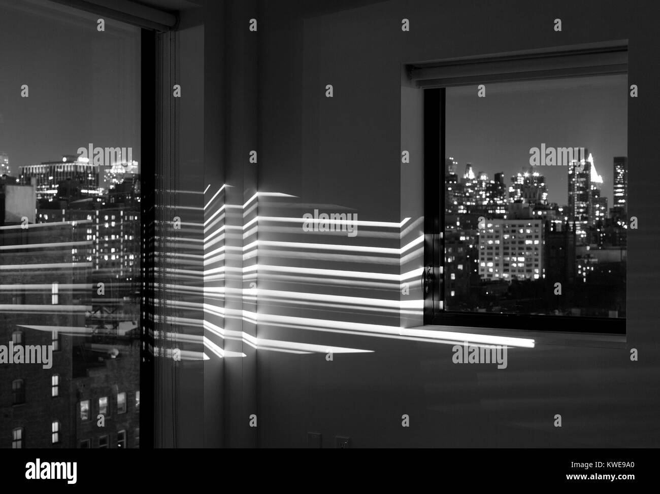 Videoprojektion von Bars in einem Raum mit einem NYC Skyline Stockfoto Videoprojektion von Bars in einem Raum mit einem NYC Skyline Stockfoto