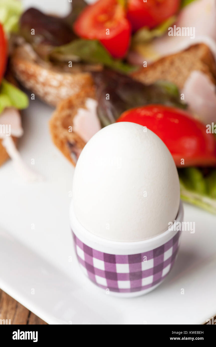 Warmes Frühstück mit Brot, Ei Stockfoto