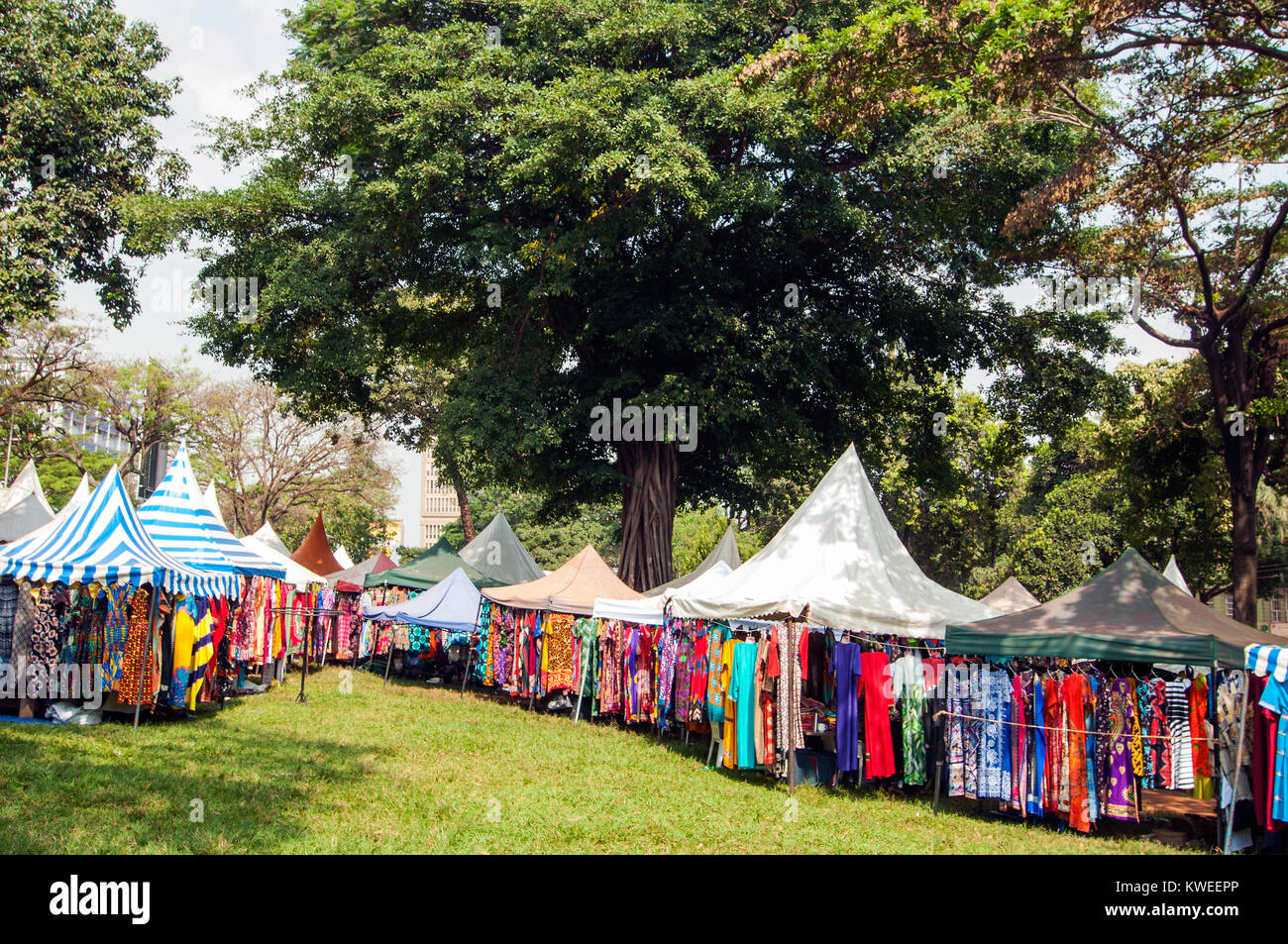 Afrikanische Kleidung und Kunsthandwerk Markt Szene, Kampala Road, Kampala, Uganda Stockfoto