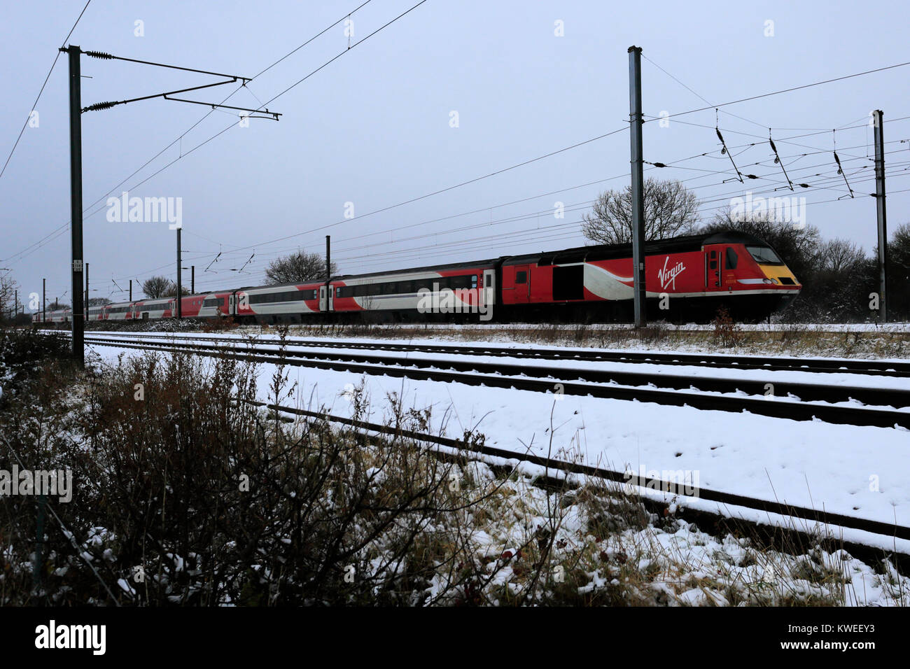 Winter Schnee, Virgin Trains, East Coast Main Line Railway, Peterborough, Cambridgeshire, England, Großbritannien Stockfoto