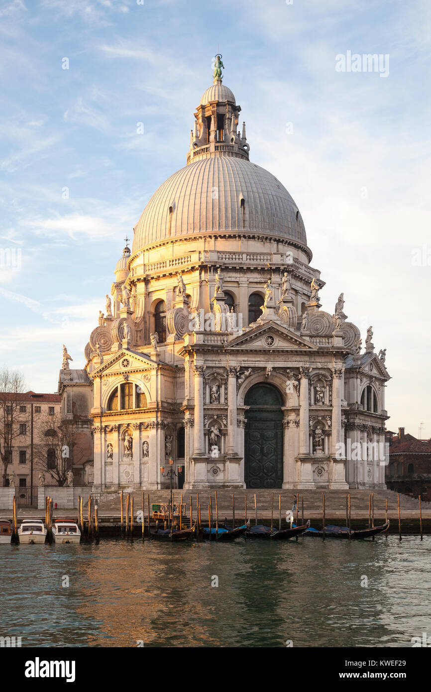 Basilica di Santa Maria della Salute in der Morgendämmerung in goldenes Licht, Grand Canal, Dorsoduro Venedig, Venetien, Italien Stockfoto