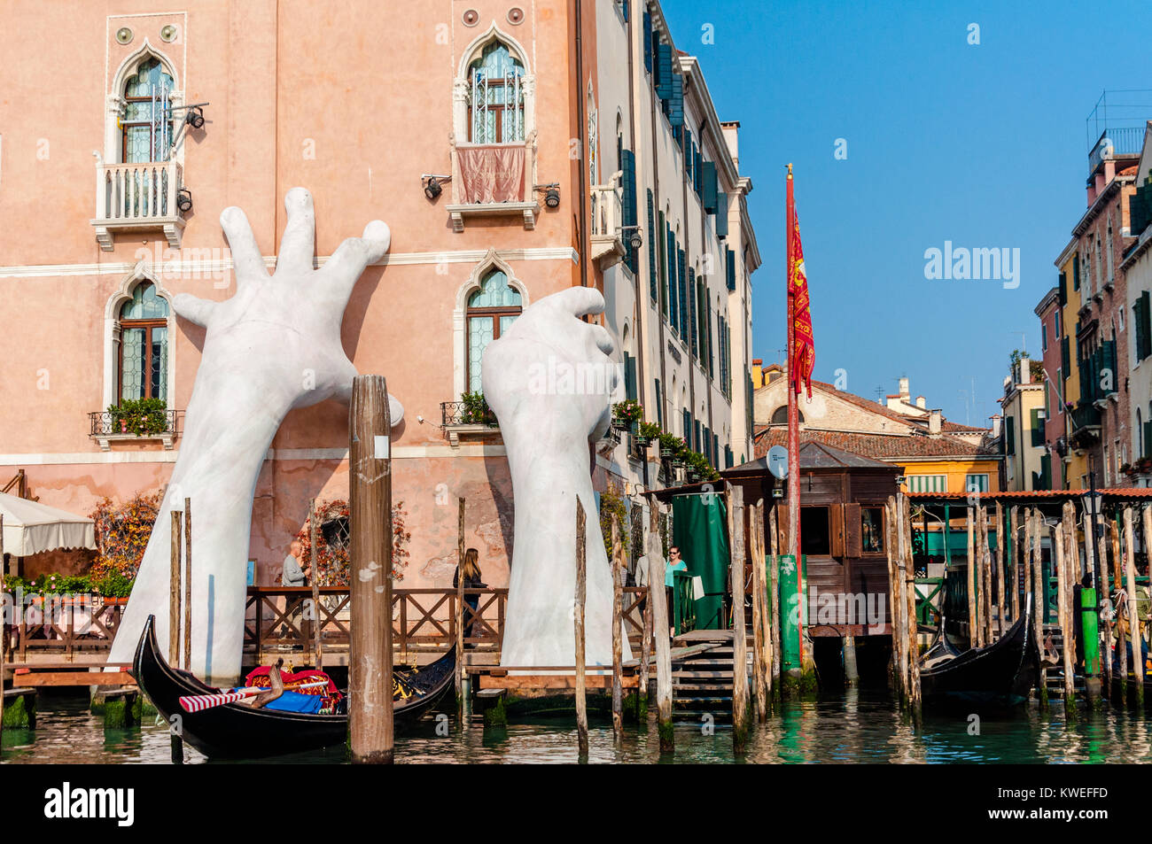 Riesige Hände Skulptur steigen aus dem Wasser in Venedig Klimawandel zu markieren. Stockfoto