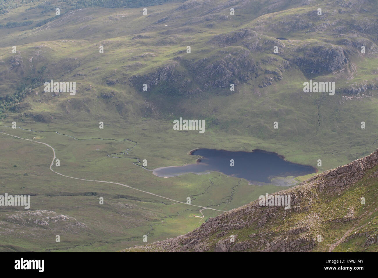 Blick von Munro Spidean Coire nan Clach zu Glen Torridon und Bharranch, Loch Ness in den Highlands von Schottland Stockfoto