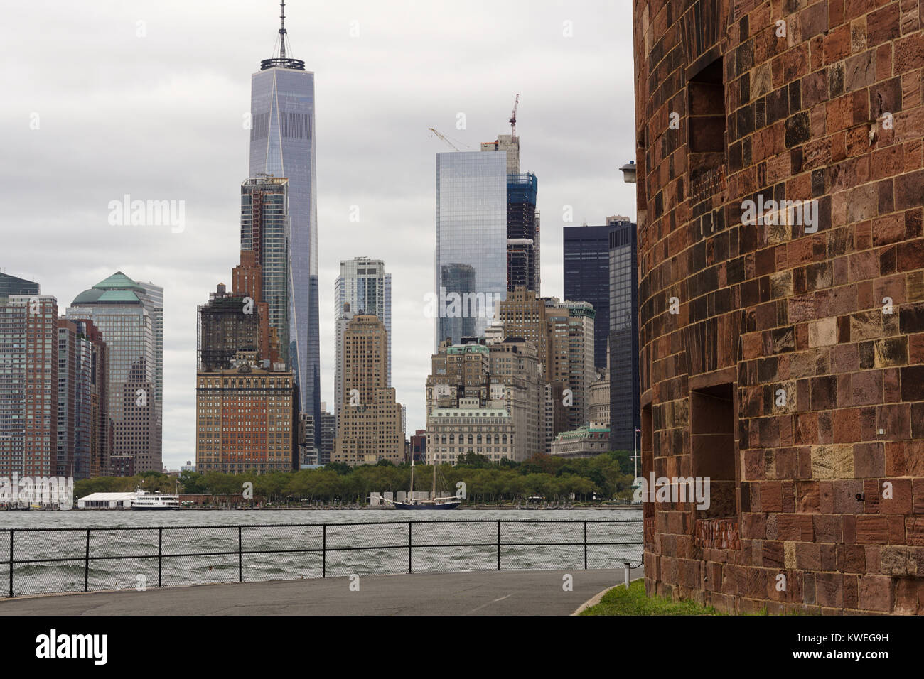 Blick auf Lower Manhattan von Governors Island, in der Nähe von Castle Williams. Stockfoto