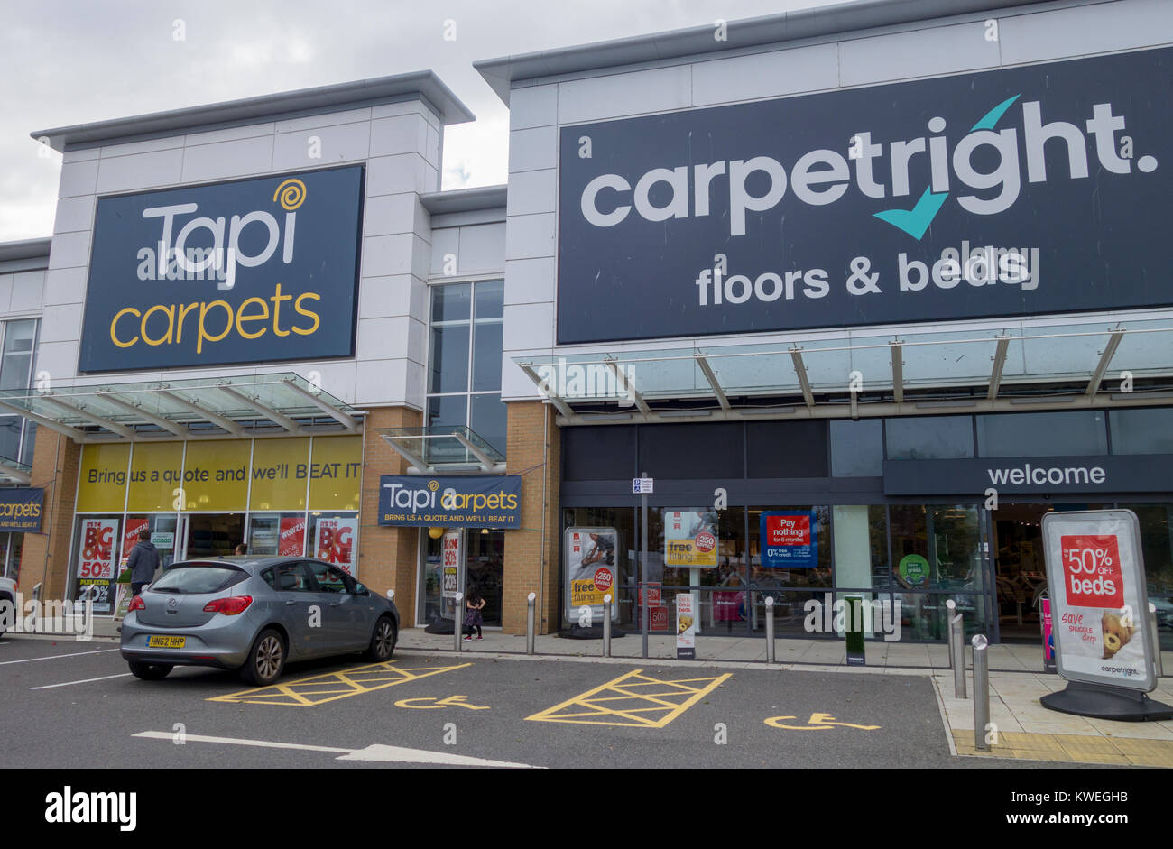 Tapi-Teppiche und Carpetright speichert neben einander, Ocean Retail Park, Portsmouth, Großbritannien Stockfoto