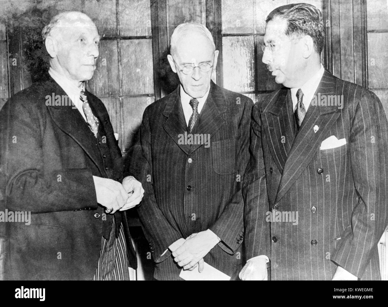 Sir John Forbes Watson klicken Sie Großbritannien, Henry I. Harriman der USA, und Oberst Pedro A. Chapa von Mexiko, alle Arbeitgeber die Delegierten des 26. Internationalen Arbeitsorganisation Konferenz in Philadelphia, USA, am 20. April 1944. Delegierte aus 41 United und die zugehörigen Nationen, Regierungen und Verbände der Arbeitgeber und der Arbeitnehmer, die Teilnahme an der ILO-Konferenz an der Temple Universität und nach dem Krieg die Sozialpolitik zu diskutieren. Stockfoto