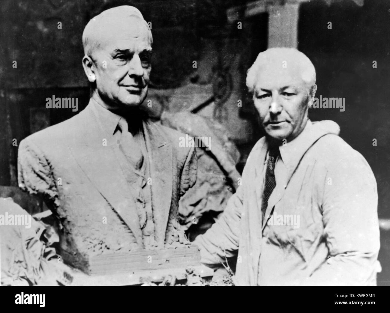 5. Dezember 1944. Amerikanische Bildhauer George Conlon (1888 - 1980) gilt eine Portraitbüste von ehemaligen Vereinigten Staaten Außenminister Cordell Hull (1871 - 1955). Kongress die Genehmigung für die Arbeit wurde von Senator Kenneth McKellar von Tennessee, die Herr Rumpf sowohl im Senat und das Repräsentantenhaus in den verschiedenen Phasen seiner Karriere vertreten gefördert. Von Herrn Rumpf Rücktritt aus gesundheitlichen Gründen nach 12 Jahren als Außenminister, war von Präsident Franklin D. Roosevelt am 27. November 1944 angenommen. Stockfoto