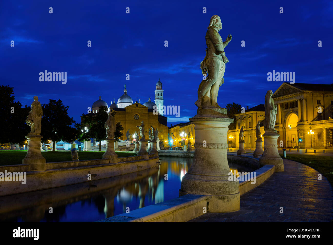 Statuen entlang einem park Kanal in den Morgenstunden von Padua, Italien Stockfoto