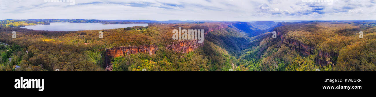 Breite Antenne Panorama von MOrton National Park von Fitzroy See mit hohen Wasserfall nach unten fallen zu Yarrunga Creek Valley von Gummi-Baum fallenden Klippen ein Stockfoto