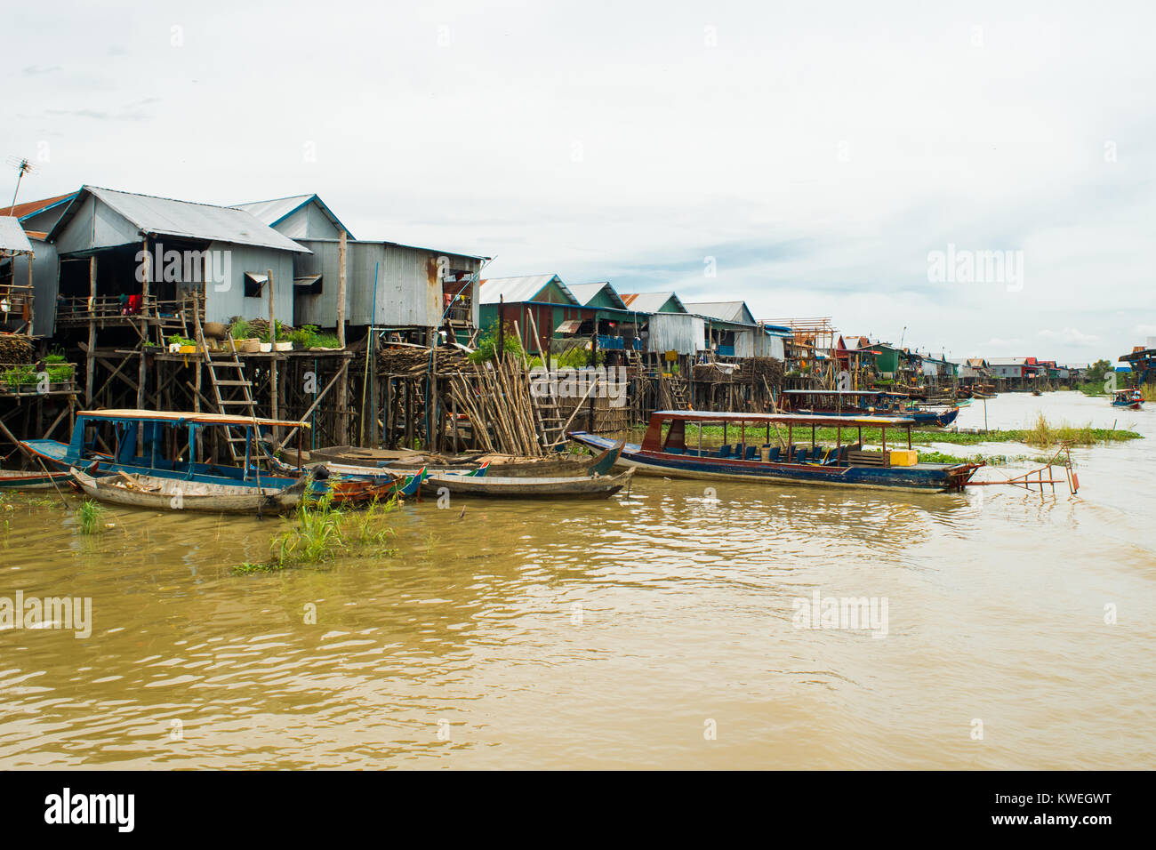 Holz und Metall Siedlung überflutet ertrunken Dorf auf Stelzen, Kampong Phluk floating Village, Tonle Sap See, Siem Reap, Kambodscha, Südostasien Stockfoto