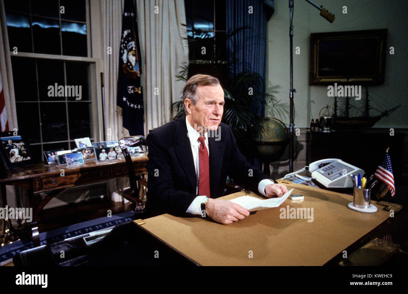 Präsidenten der Vereinigten Staaten George H.W. Bush stellt für Fotografen, nachdem er in einer Ansprache an die Nation aus dem Oval Office des Weißen Hauses in Washington, DC am Weihnachtstag, dem 25. Dezember 1991 den Rücktritt von Präsident Michail Gorbatschow als Präsident der Union der Sozialistischen Sowjetrepubliken anzukündigen, Kennzeichnung der Zusammenbruch der Sowjetunion und dem Ende des Kalten Krieges. Credit: Arnie Sachs/CNP/MediaPunch Stockfoto