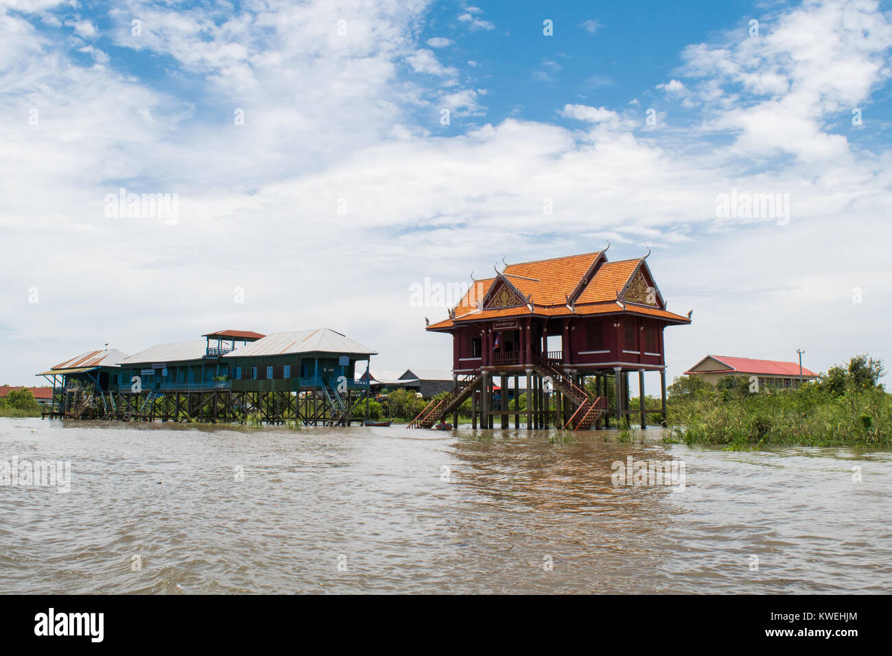 Zwei Gebäude, Häuser auf Stelzen, schwebenden, auf dem Tonle Sap Fluss See, in Kampong Phluk Village, Siem Reap, Kambodscha, Südostasien Stockfoto