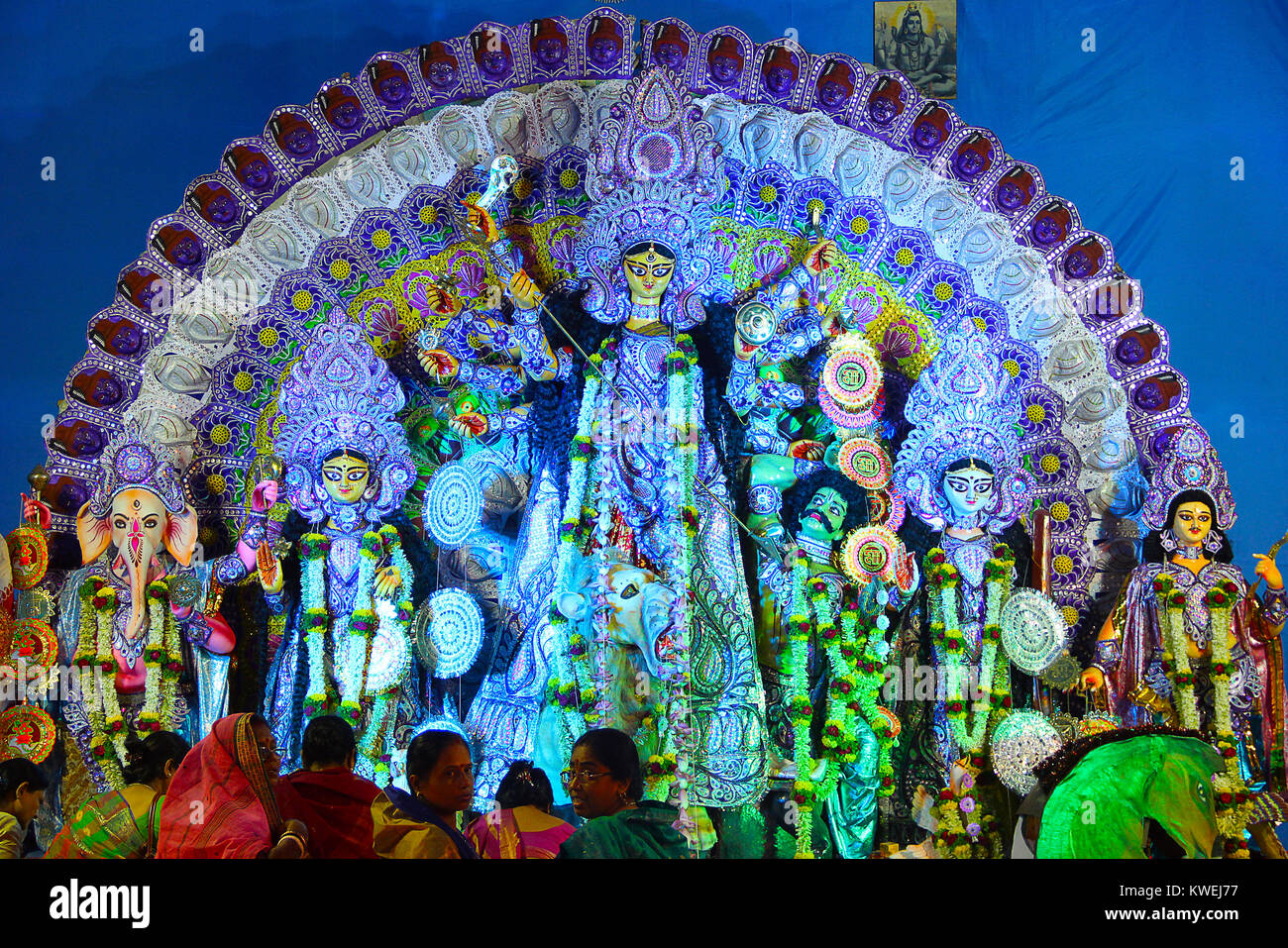 Statue von Kalimata mit anderen Gottheit und Teufel, Navaratri Festival, Pune Stockfoto