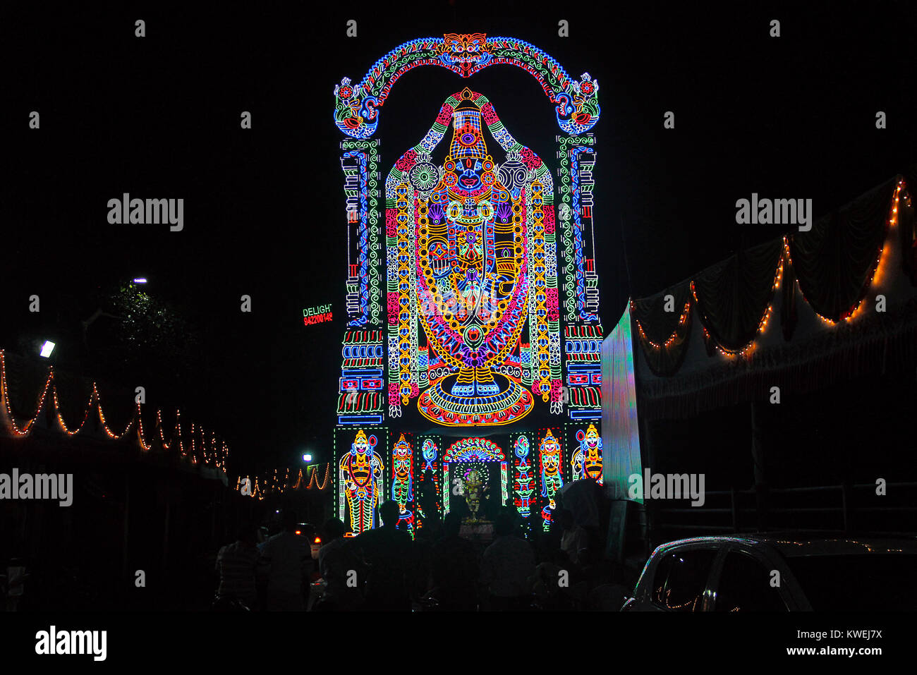 Darstellung von Lord Balaji mit LED-Leuchten, Navaratri Festival, Pune Stockfoto