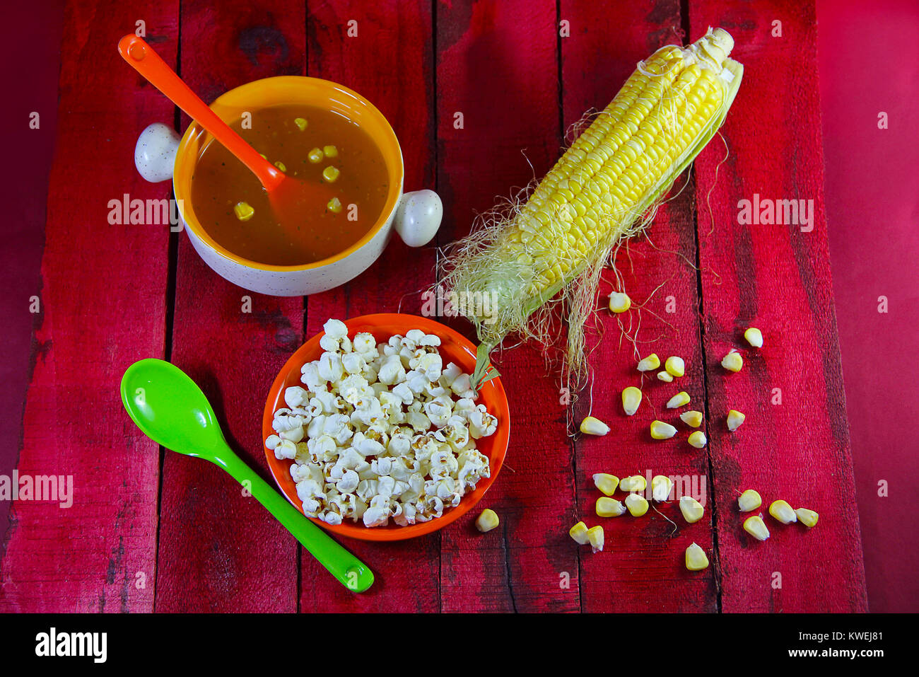 Tischplatte mit Mais Mais, Mais Suppe und Popcorn Stockfoto
