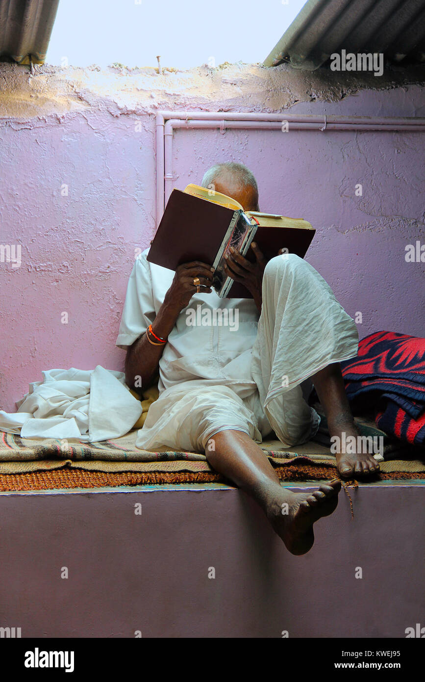 Alter Mann lesen das heilige Buch, Tempel, Nilkantheshwar Panshet, Pune Stockfoto