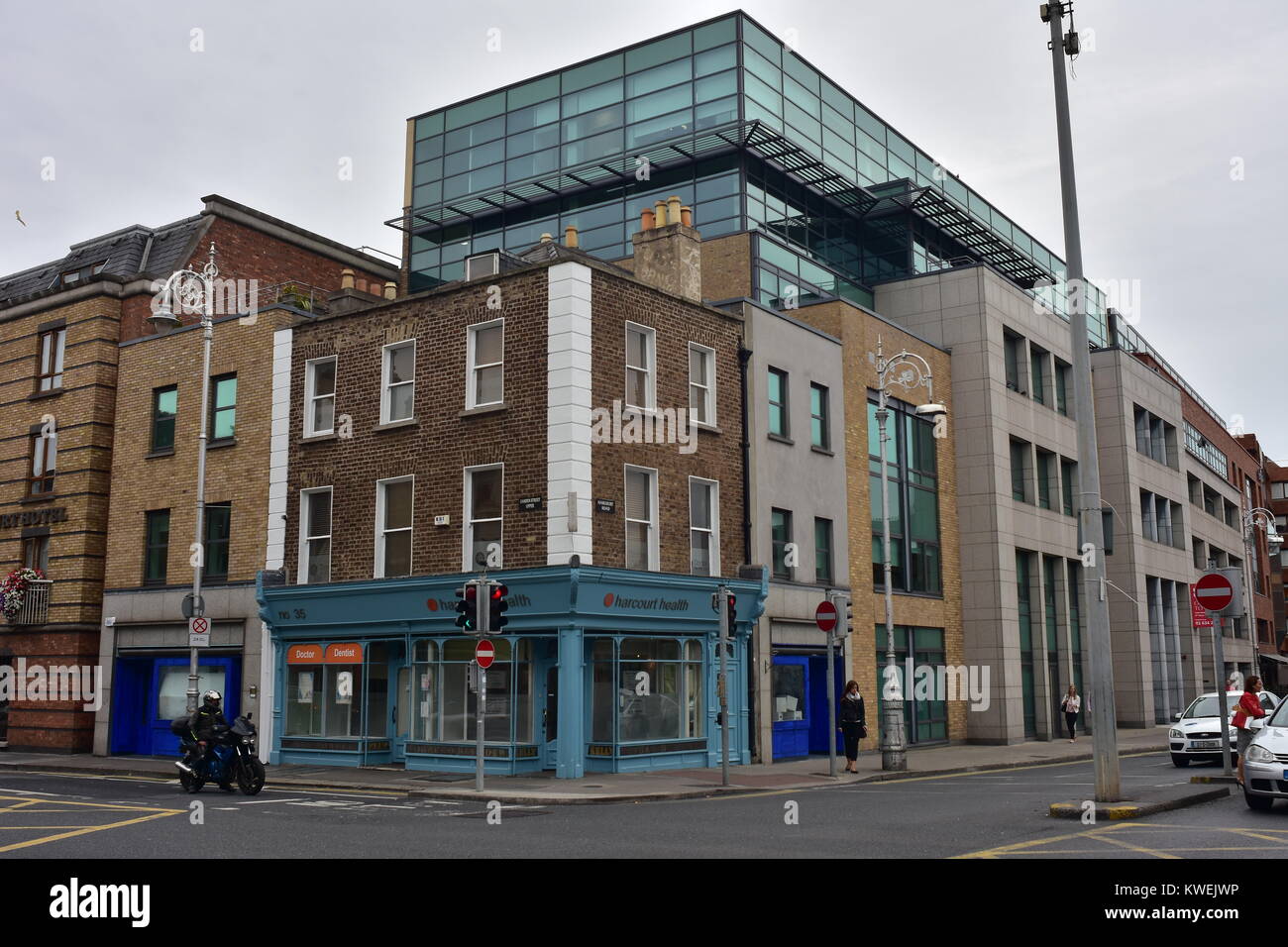 Büro und Wohnung Gebäude, wo Harcourt Road in Dublin Camden Street Upper erfüllt. Stockfoto