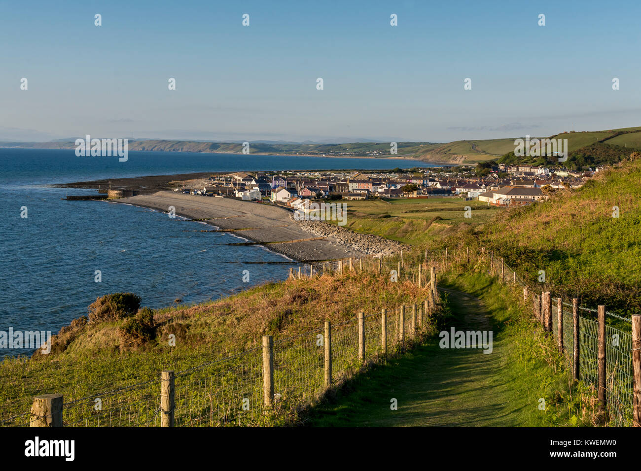 Aberaeron, einem Dorf in Cardigan, an der Westküste von Wales, gesehen von der walisischen Küste Weg Stockfoto