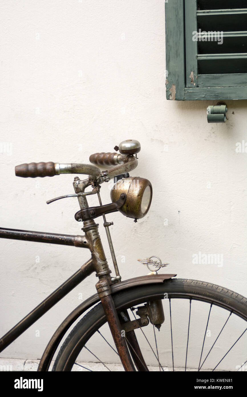 Oldtimer Fahrrad Gebunden Mit Seil Zeigen Altes Fahrrad Gegen