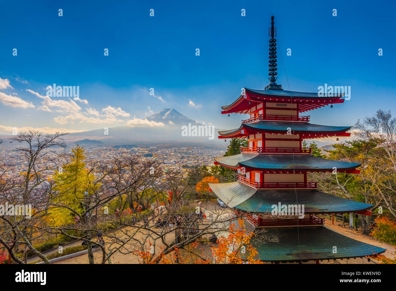 Kawaguchiko, Japan - 10. November 2017: Chureito Pagode mit Fuji-san und Stadt Hintergrund sehr schöne Szene Stockfoto