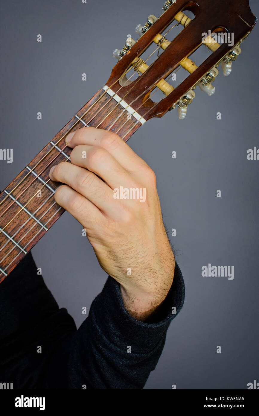 Gitarrist spielt eine B7 B5 Akkord auf der klassischen Gitarre mit Nylonsaiten Stockfoto