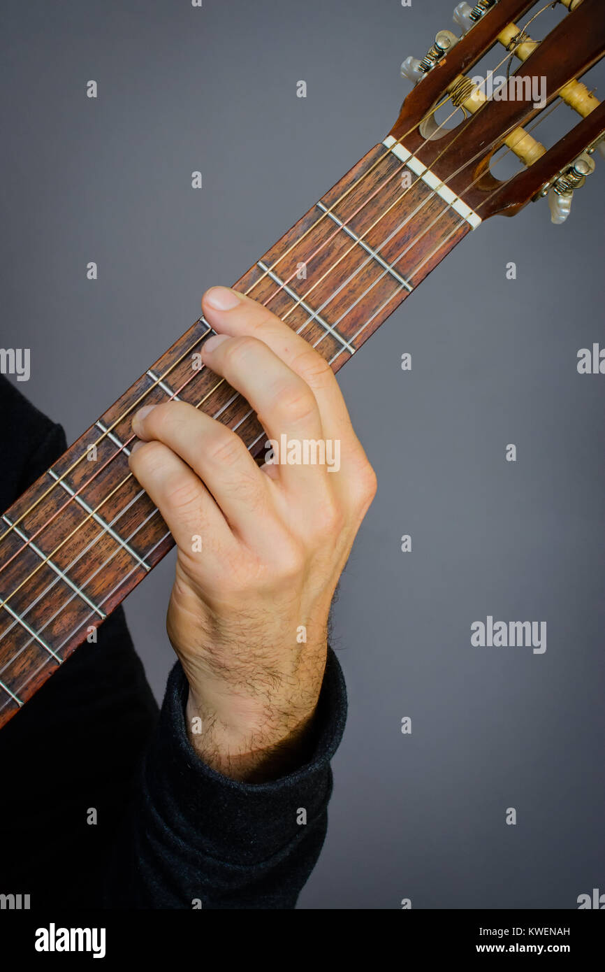 Gitarrist spielt eine g-Moll Akkord auf der klassischen Gitarre mit  Nylonsaiten Stockfotografie - Alamy